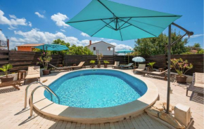 Pet Friendly Apartment In Peroj